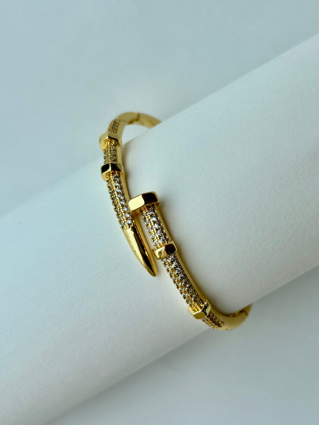 Minimal Yet Eye-Catching Kara- Free size